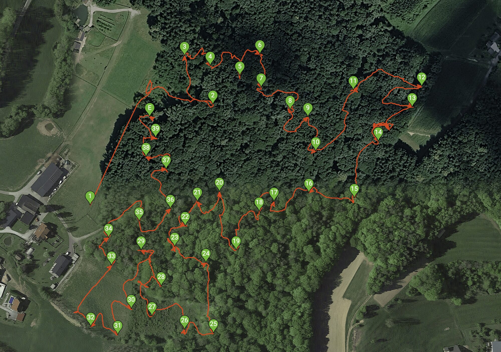 Luftbild eines 3D-Parcours mit eingezeichnetem Rundweg und nummerierten Zielen